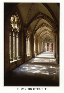 602112 Gezicht in de oostelijke arm van de kruisgang van de Domkerk te Utrecht uit het zuiden.